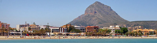 Het Arenal strand met de berg Montgo in Javea - Costa Blanca - Spanje